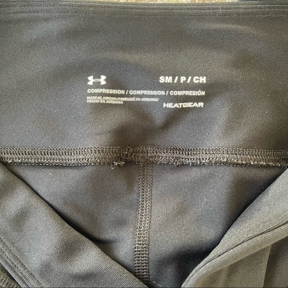 Under Armour Heatgear Black Compression Capris with Pocket - Picture 3 of 4